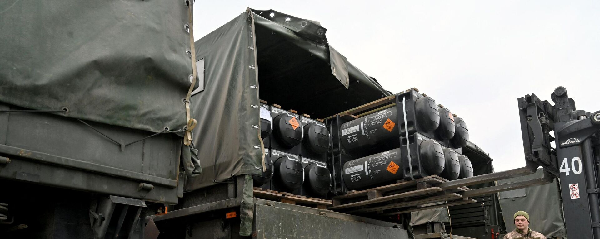 Ukrainian servicemen load a truck with the FGM-148 Javelins, American man-portable anti-tank missile provided by the US to Ukraine as part of its military support, upon its delivery at Kiev's airport Boryspil on February 11, 2022. - Sputnik International, 1920, 29.07.2024