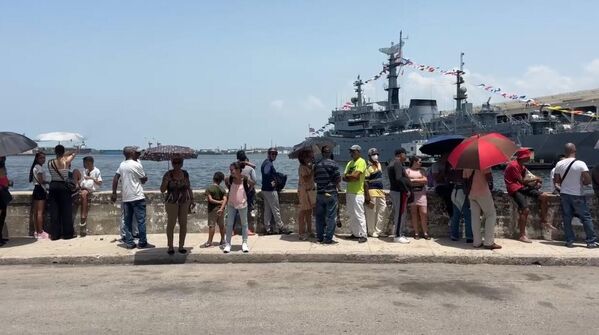 Hundreds of Cuban citizens stand in queue to visit a Russian warship. - Sputnik International