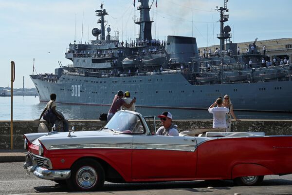 The Russian vessel Smolny arrives at Havana harbor under the admiring glances of Cuban citizens. - Sputnik International