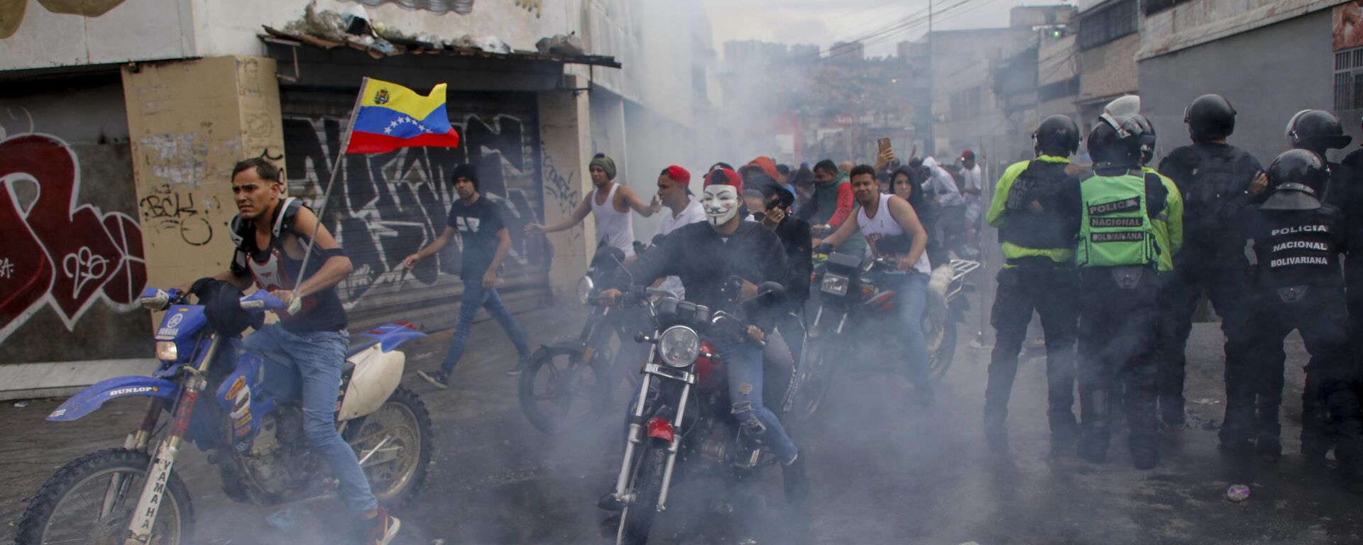 Protesters demonstrating against the official election results declaring President Nicolas Maduro's reelection ride through tear gas fired by police the day after the vote in Caracas, Venezuela, Monday, July 29, 2024. (AP Photo/Cristian Hernandez) - Sputnik International, 1920, 29.07.2024