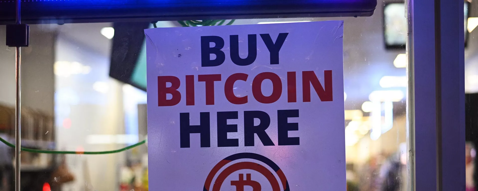 A sign offering Bitcoin for sale is seen in a store window in Hollywood, California, October 20, 2022.  - Sputnik International, 1920, 30.07.2024