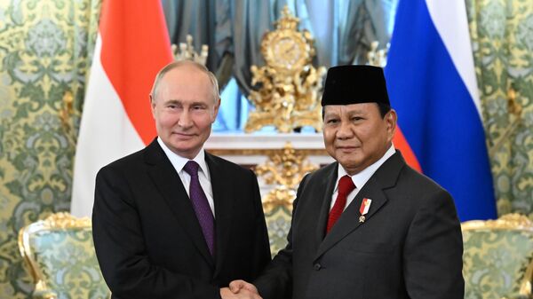 Russian President Vladimir Putin and Indonesian president-elect Prabowo Subianto - Sputnik International