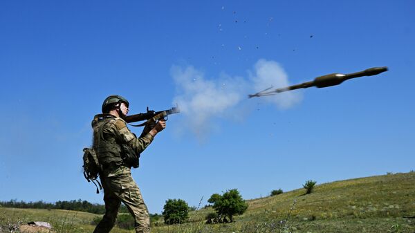 Russian serviceman of the Central Military District's assault unit takes part in a combat training in the Avdeyevka area - Sputnik International