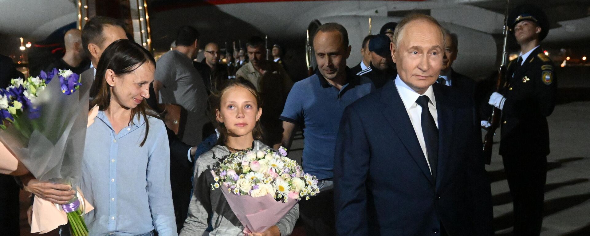 President Vladimir Putin mets Russian citizens who were released as a result of the exchange at the airport - Sputnik International, 1920, 02.08.2024