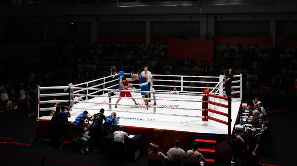 Russia's Ramazan Khanapiev and Uzbekistan's Madiyar Saydrakhimov fight during their men's 92kg boxing final - Sputnik International