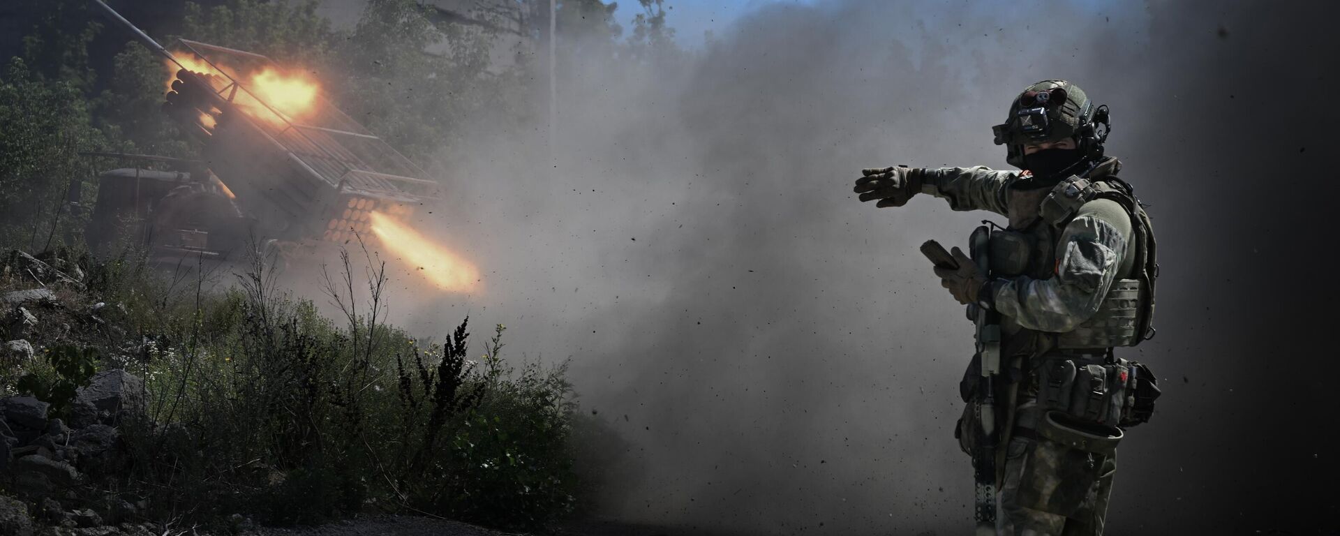 Russian servicemen of the Central Military District fire a BM-21 Grad multiple rocket launcher towards Ukrainian positions amid Russia's military operation - Sputnik International, 1920, 12.09.2024