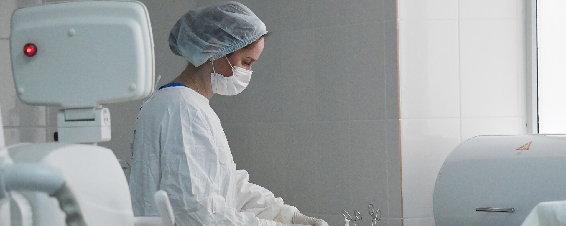 A doctor prepares medications at the Lugansk Republican Clinical Hospital, in the Lugansk People's Republic (LPR), Russia. - Sputnik International, 1920, 02.08.2024