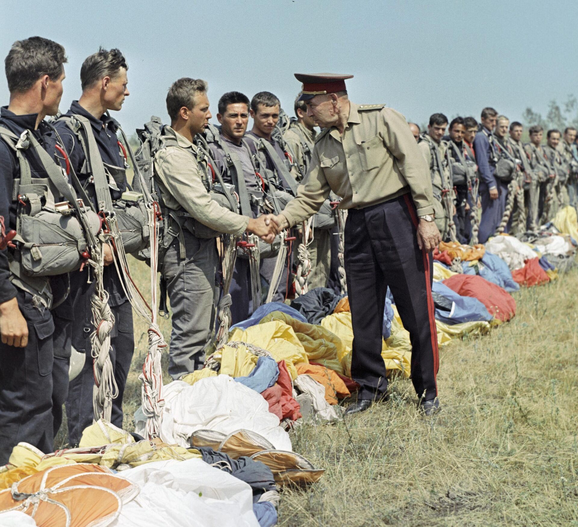 VDV Commander General Vasily Margelov speaks to troops after training. May 31, 1969. - Sputnik International, 1920, 02.08.2024