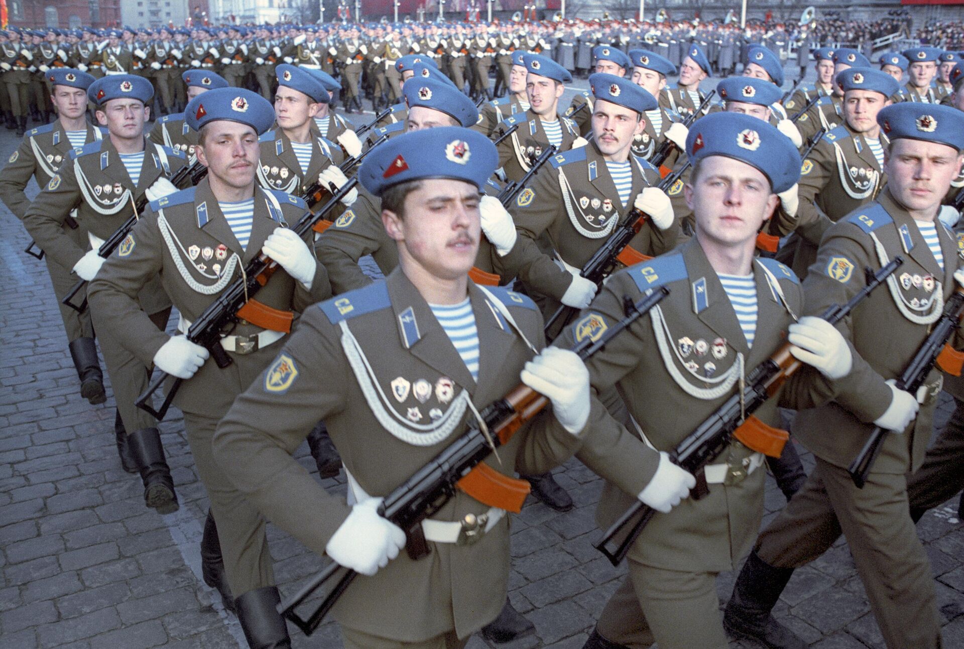 VDV troops on parade on Red Square. November 7, 1983. - Sputnik International, 1920, 02.08.2024