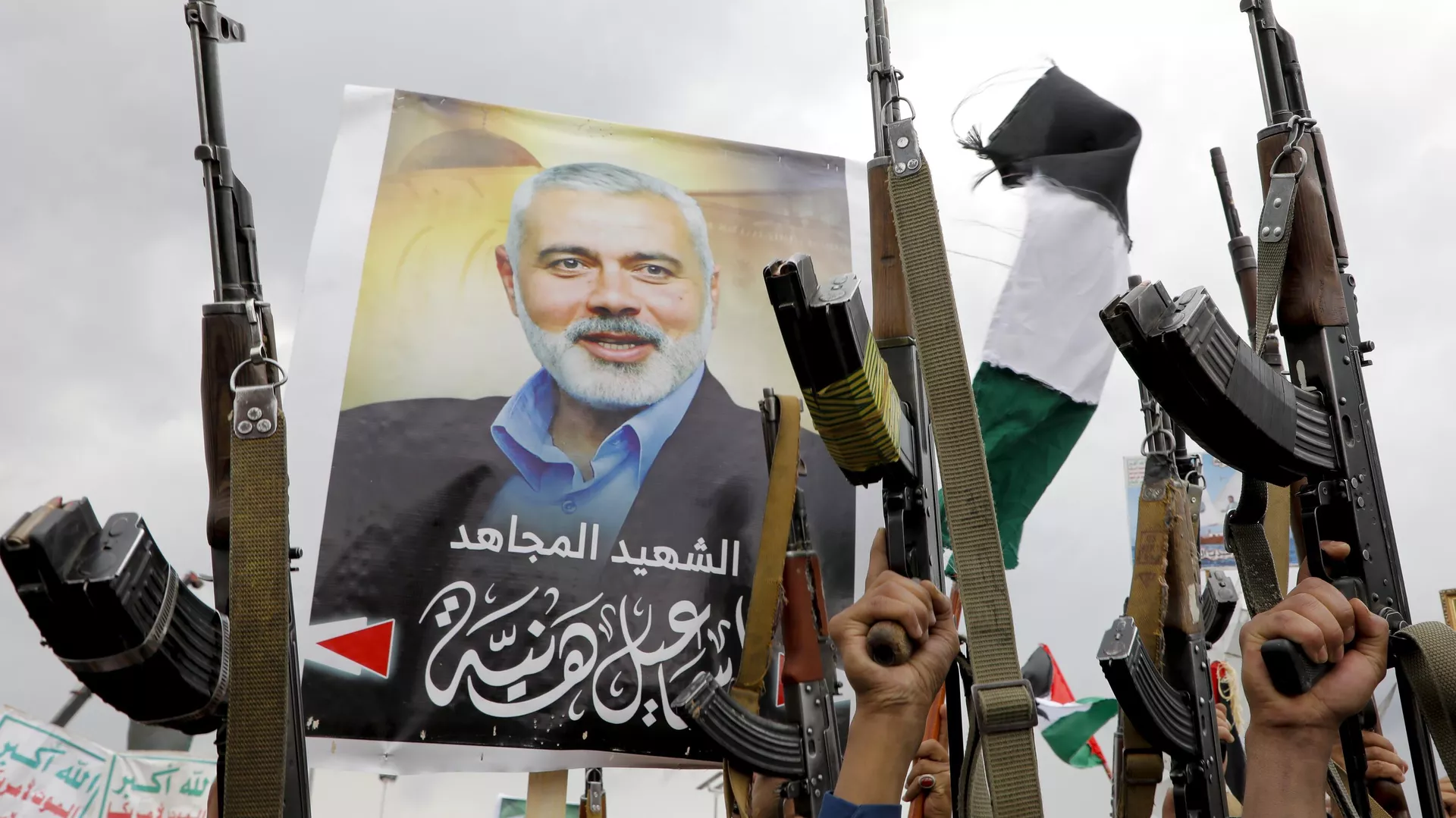 Yemeni protesters raise their machine guns during a protest to condemn the killing of Hamas leader Ismail Haniyeh, in Sanaa, Yemen, Friday, Aug. 2, 2024.  - Sputnik International, 1920, 03.08.2024