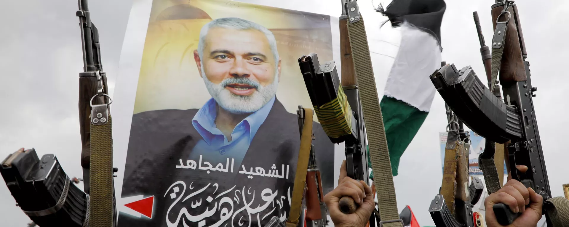 Manifestantes yemeníes alzan sus ametralladoras durante una protesta para condenar el asesinato del líder de Hamas, Ismail Haniyeh, en Saná, Yemen, el viernes 2 de agosto de 2024. - Sputnik Internacional, 1920, 03.08.2024