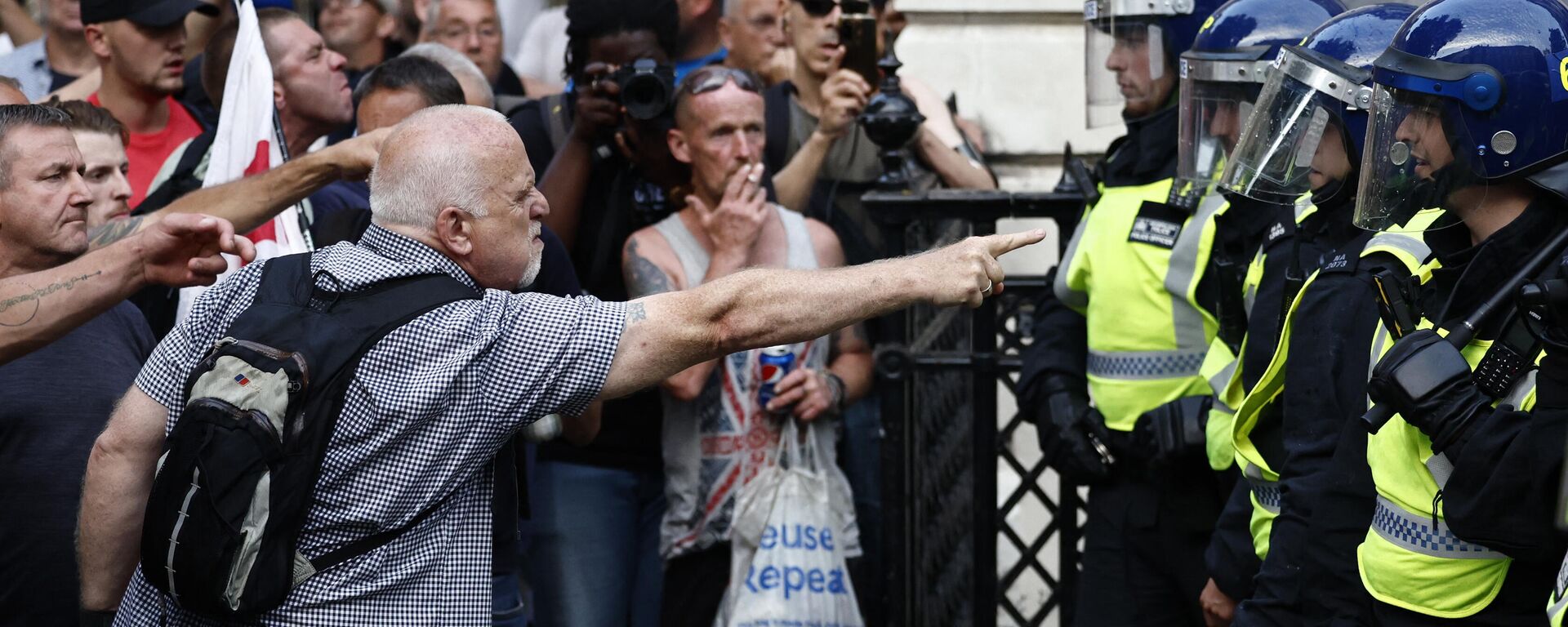 Protestors remonstrate with Police officers during the 'Enough is Enough' demonstration on Whitehall, outside the entrance to 10 Downing Street in central London on July 31, 2024. - Sputnik International, 1920, 04.08.2024