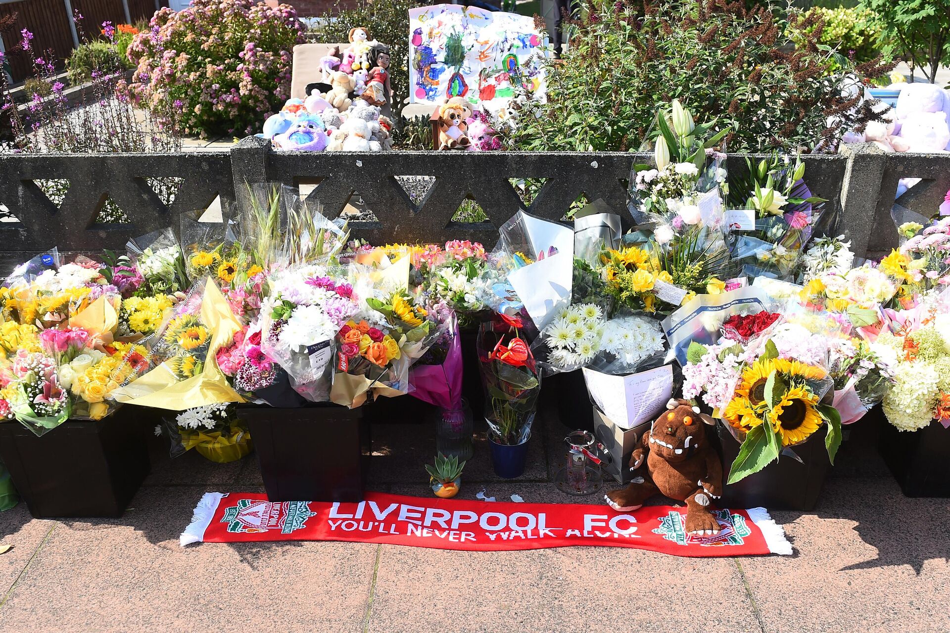 A Liverpool FC scarf is placed next to floral tributes for the victims of a deadly knife attack in Southport, northwest England, on July 31, 2024.  - Sputnik International, 1920, 03.08.2024