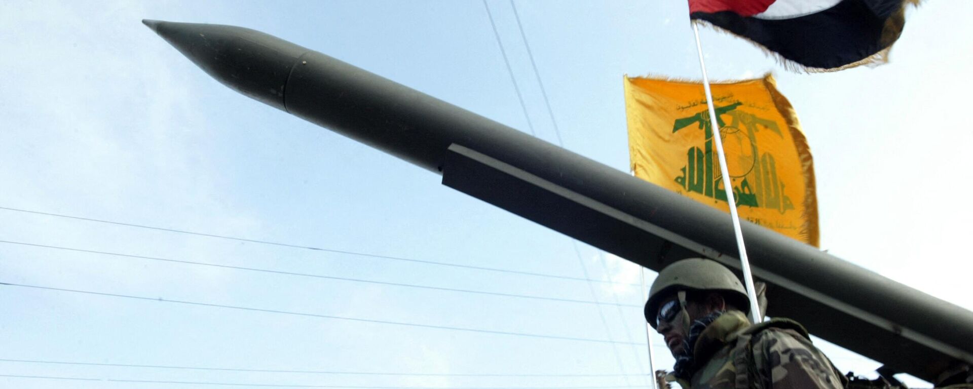 Lebanese Shiite Hezbollah militants parade with a missile as the Palestinian (R) and the movement's (back) flags flutter during an annual parade in the southern city of Nabatiyeh. File photo. - Sputnik International, 1920, 03.08.2024