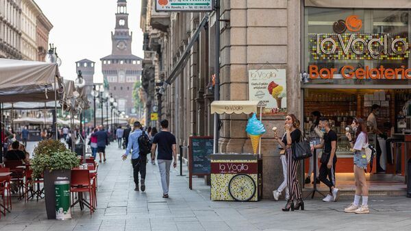 People walk in a street, in Milan, Italy. - Sputnik International