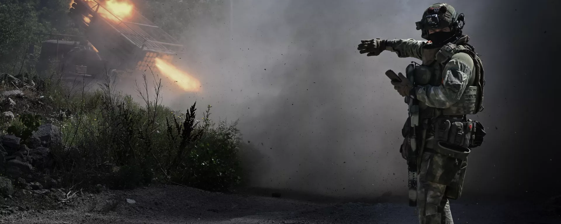 Russian servicemen of the Central Military District fire a BM-21 Grad multiple rocket launcher towards Ukrainian positions  - Sputnik International, 1920, 03.08.2024