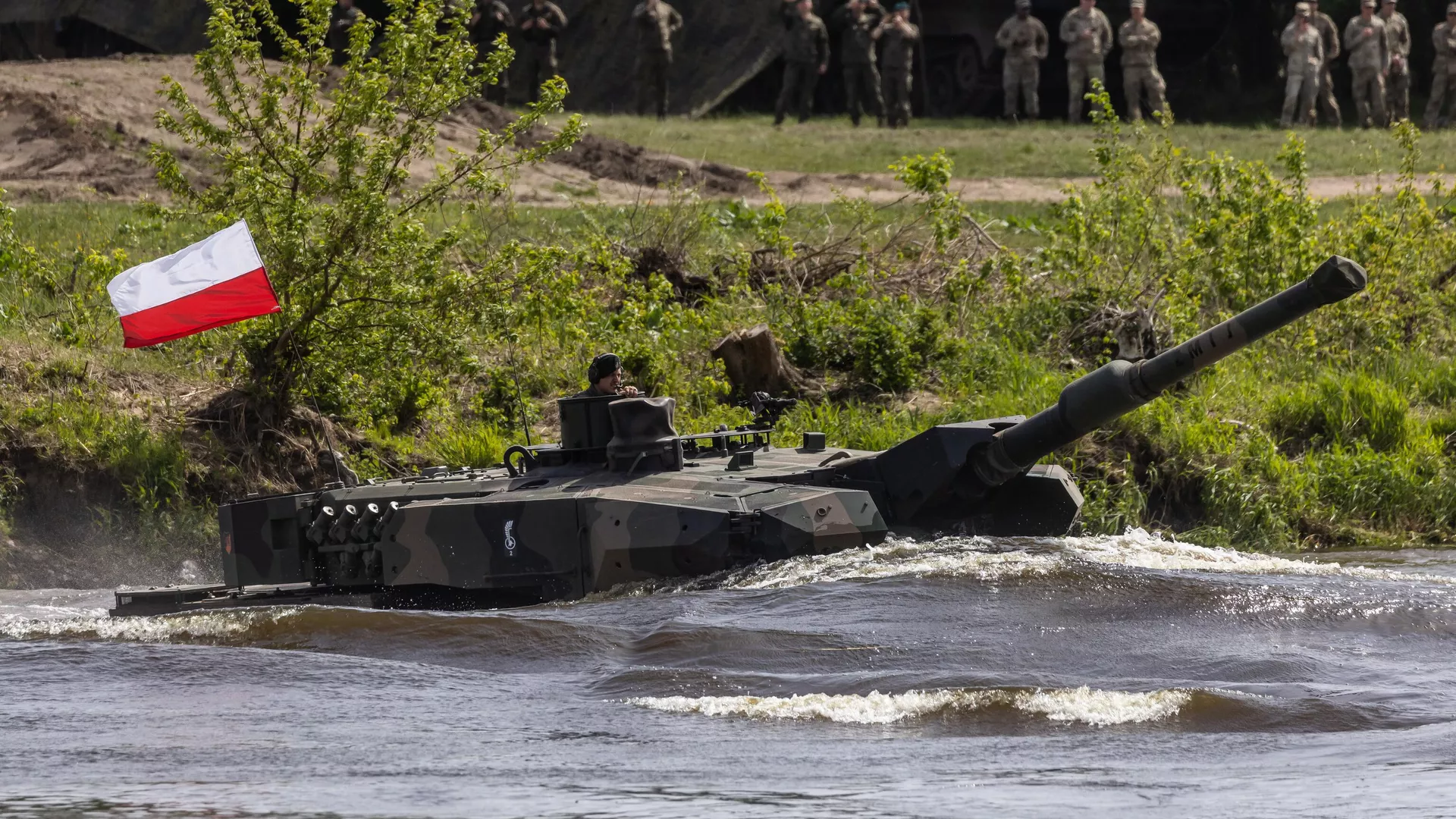 A Polish Leopard tank is seen crossing the river as troops from Poland, USA, France and Sweden take part in the DEFENDER-Europe 22 military exercise, in Nowogrod, Poland. File photo. - Sputnik International, 1920, 03.08.2024