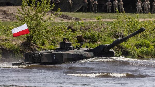 A Polish Leopard tank is seen crossing the river as troops from Poland, USA, France and Sweden take part in the DEFENDER-Europe 22 military exercise, in Nowogrod, Poland. File photo. - Sputnik International