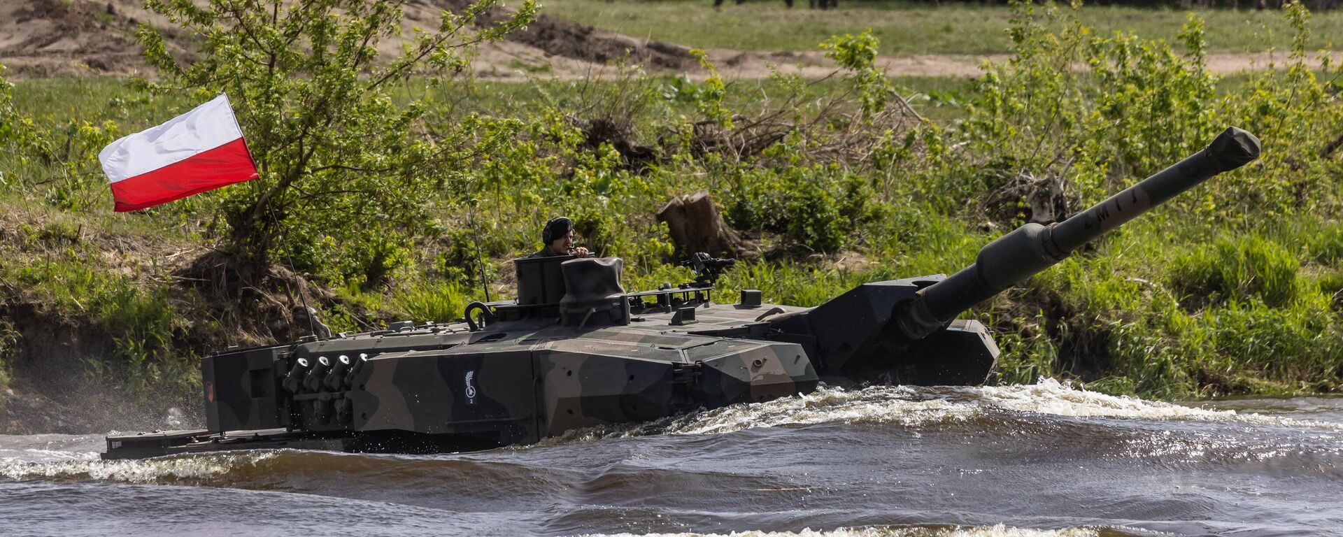 A Polish Leopard tank is seen crossing the river as troops from Poland, USA, France and Sweden take part in the DEFENDER-Europe 22 military exercise, in Nowogrod, Poland. File photo. - Sputnik International, 1920, 03.08.2024