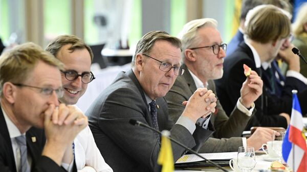 Thuringia's State Premier Bodo Ramelow (C) attends a conference with other heads of the federal states of Germany prior to consultations with the German Chancellor in Berlin on September 28, 2022. (Photo by John MACDOUGALL / AFP) - Sputnik International