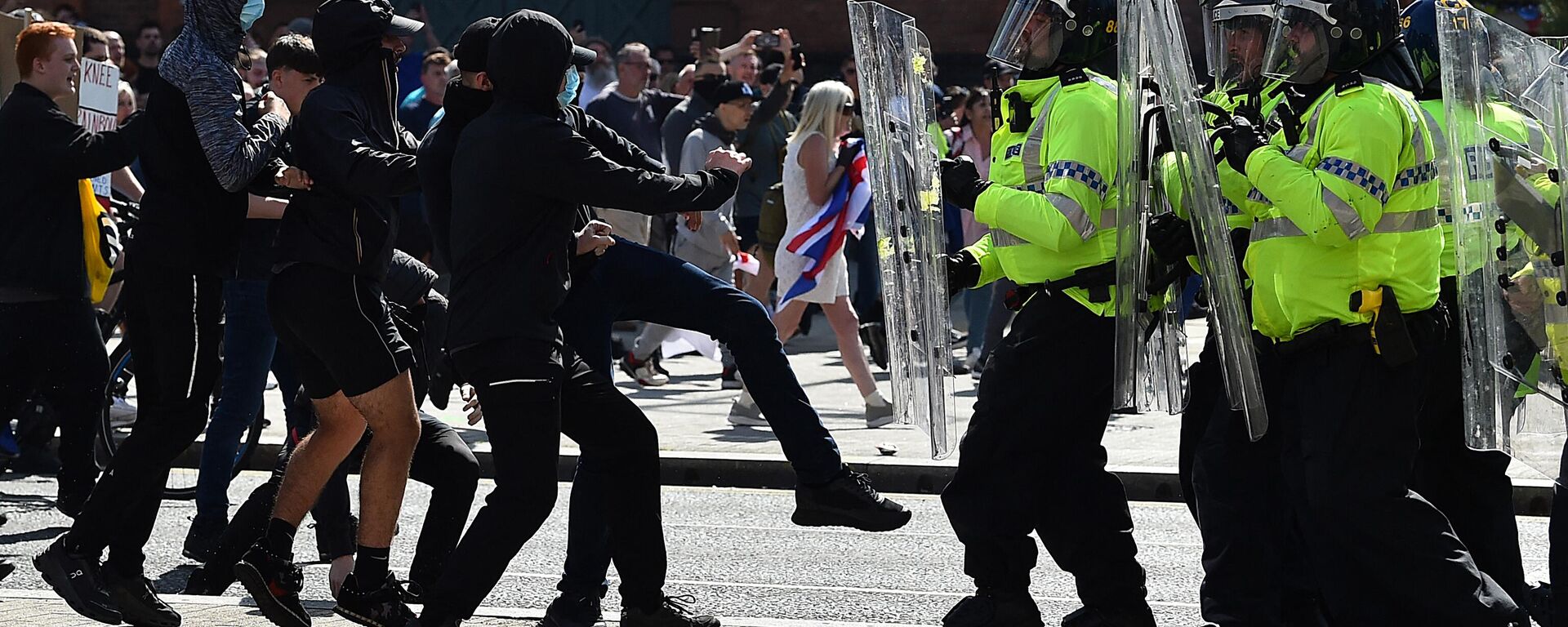 Police officers face protesters outside the Liver Building in Liverpool on August 3, 2024 during the 'Enough is Enough' demonstration held in reaction to the fatal stabbings in Southport on July 29.  - Sputnik International, 1920, 04.08.2024