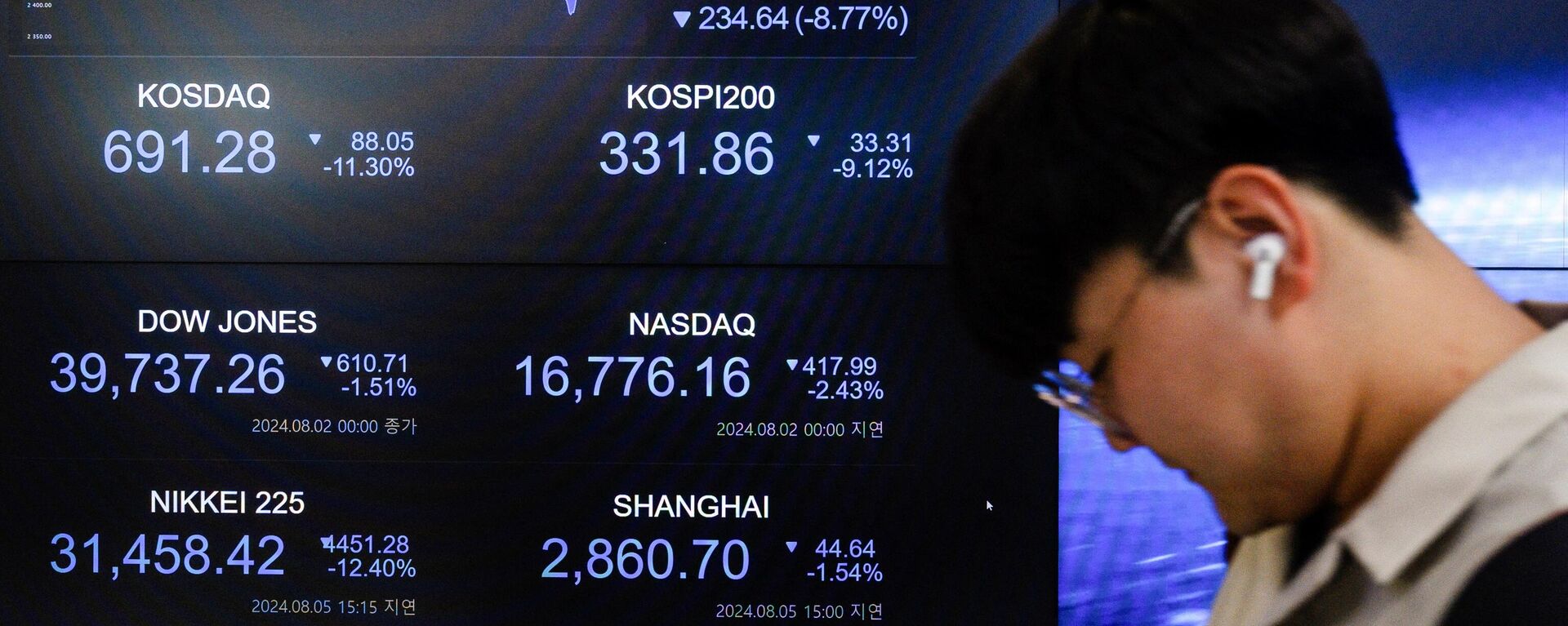 A man walks past a monitor displaying the benchmark Kospi index after the close of trading in Seoul on August 5, 2024.  - Sputnik International, 1920, 05.08.2024