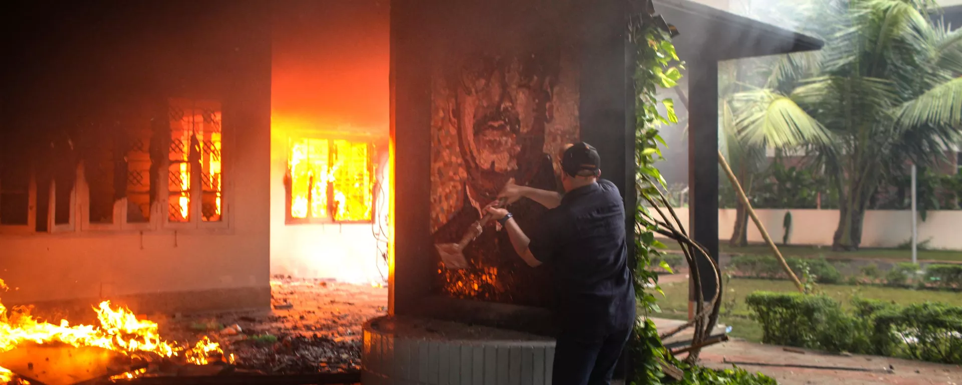 An anti-government protestor vandalises a portrait of Bangladesh's founding father Sheikh Mujibur Rahman as others set the Bangabandhu Memorial Museum on fire in Dhaka on August 5, 2024. - Sputnik International, 1920, 06.08.2024