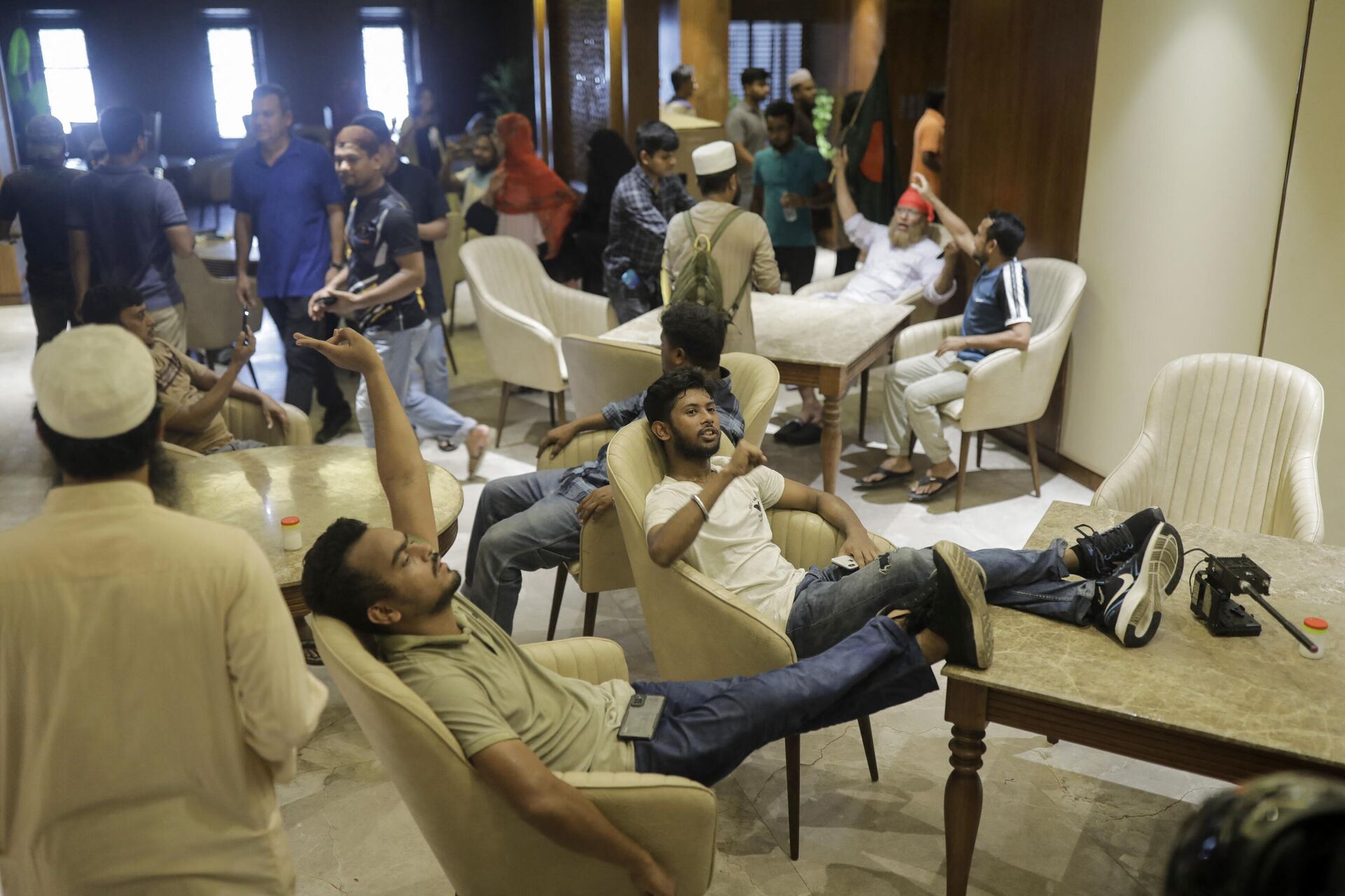 Anti-government protestors gather inside Prime Minister Sheikh Hasina's palace in Dhaka on August 5, 2024. - Sputnik International, 1920, 05.08.2024