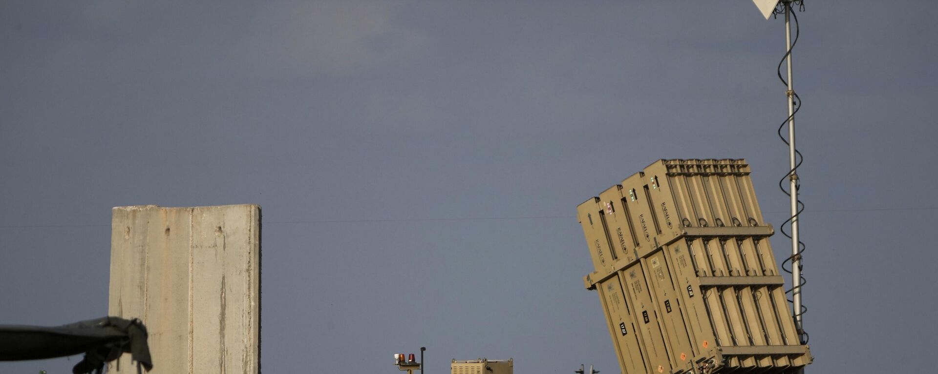 A battery of Israel's Iron Dome defense missile system, deployed to intercept rockets, sits in Ashkelon, southern Israel, Aug. 7, 2022.  - Sputnik International, 1920, 07.08.2024