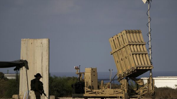 A battery of Israel's Iron Dome defense missile system, deployed to intercept rockets, sits in Ashkelon, southern Israel, Aug. 7, 2022.  - Sputnik International