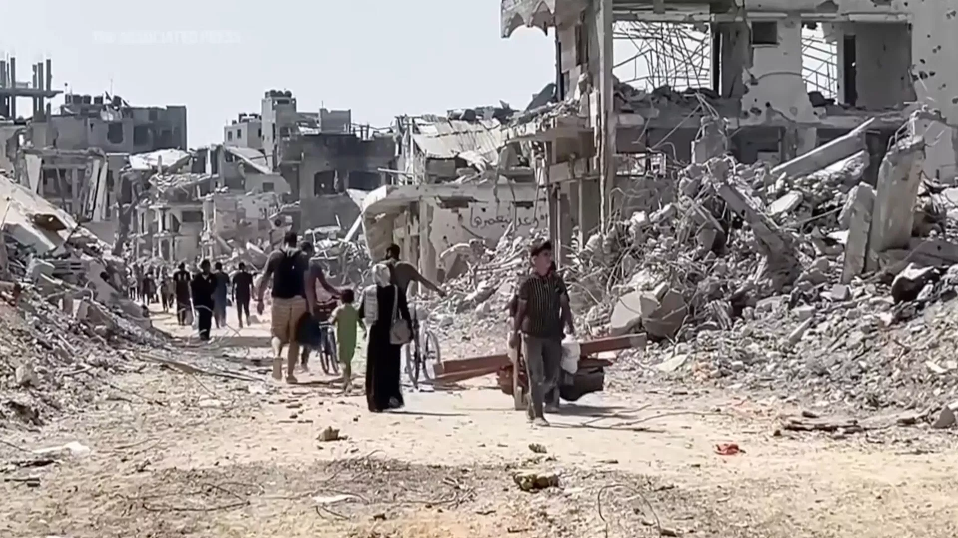 In this image taken from video, Palestinians returned to scenes of destruction in Gaza City's Shijaiyah neighborhood on Thursday, July 11, 2024, after Israeli troops withdrew following a two-week offensive. In this image taken from video, Palestinians returned to scenes of destruction in Gaza City's Shijaiyah neighborhood on Thursday, July 11, 2024, after Israeli troops withdrew following a two-week offensive. - Sputnik International, 1920, 09.08.2024