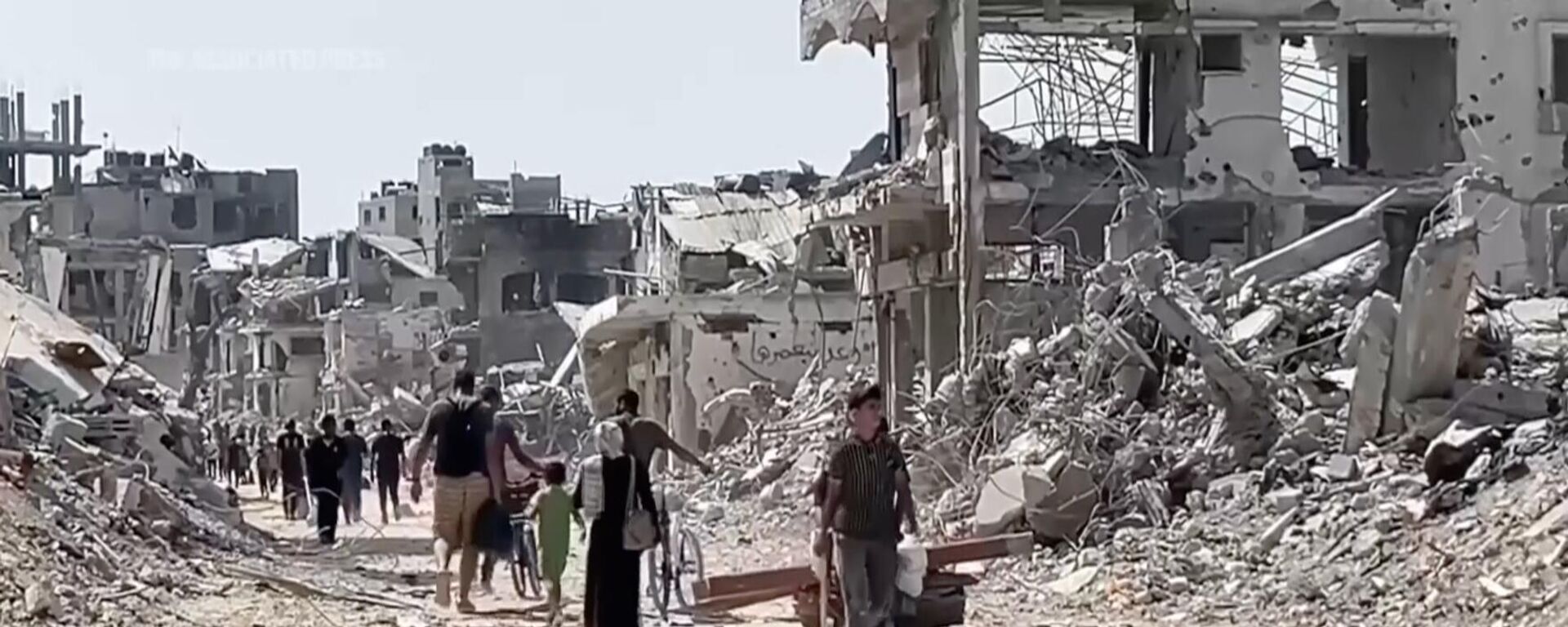 In this image taken from video, Palestinians returned to scenes of destruction in Gaza City's Shijaiyah neighborhood on Thursday, July 11, 2024, after Israeli troops withdrew following a two-week offensive. - Sputnik International, 1920, 09.08.2024