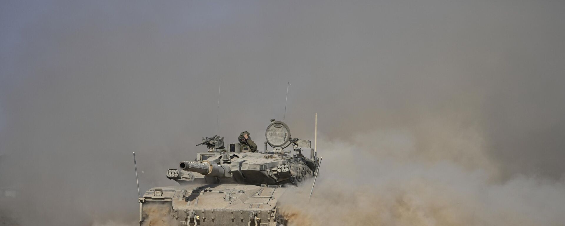 An Israeli tank maneuvers near the Israel-Gaza border in southern Israel, Friday, July 12, 2024.  - Sputnik International, 1920, 09.08.2024