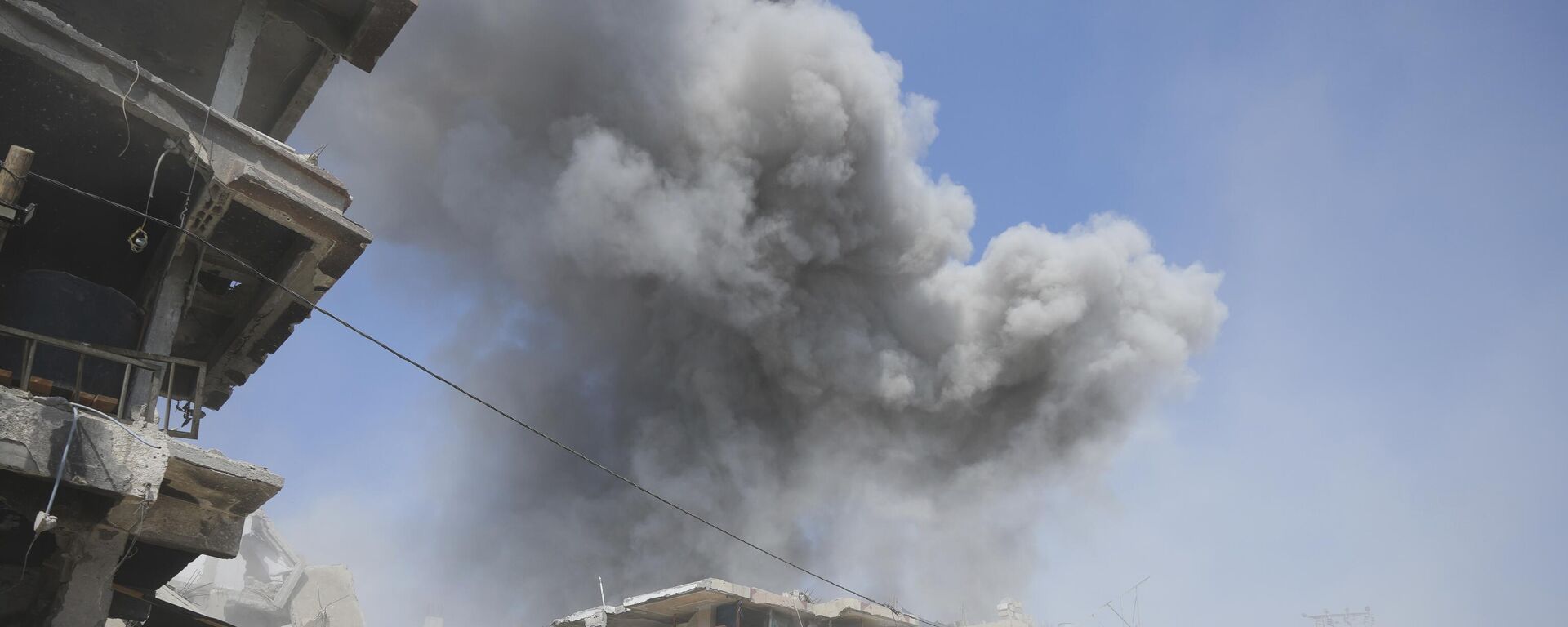 Smoke rises following Israeli bombardments in Khan Younis, Gaza Strip, Monday, July 22, 2024.  - Sputnik International, 1920, 17.08.2024