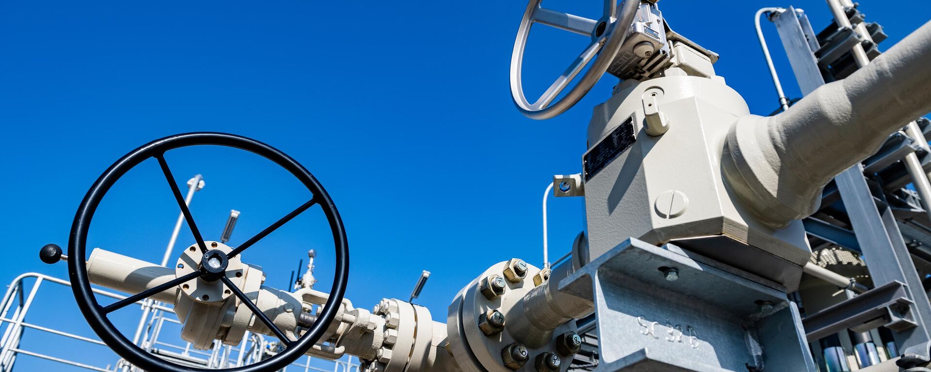 Piping systems and shut-off valves are pictured at the gas receiving station of the Nord Stream Baltic Sea pipeline, in Lubmin, Germany. - Sputnik International, 1920, 26.09.2024