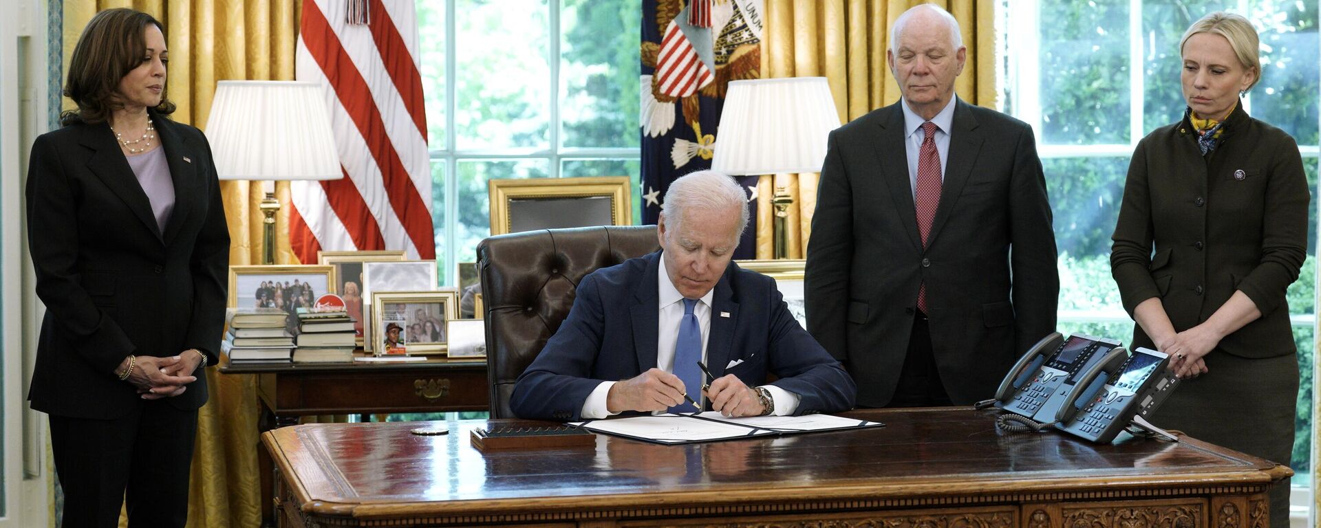 US President Joe Biden signs into law the Democracy Defense Lend-Lease Act of 2022 at the White House in Washington, the United States - Sputnik International, 1920, 09.08.2024