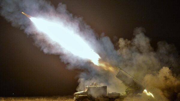 Russian servicemen fire a TOS-2 Tosochka multiple rocket launcher  - Sputnik International