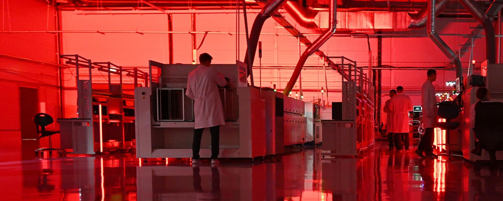 Employees work at the ICL Techno factory of computer hardware and motherboard surface mounting at the Innopolis special economic zone outside Kazan, Republic of Tatarstan, Russia. - Sputnik International, 1920, 10.08.2024