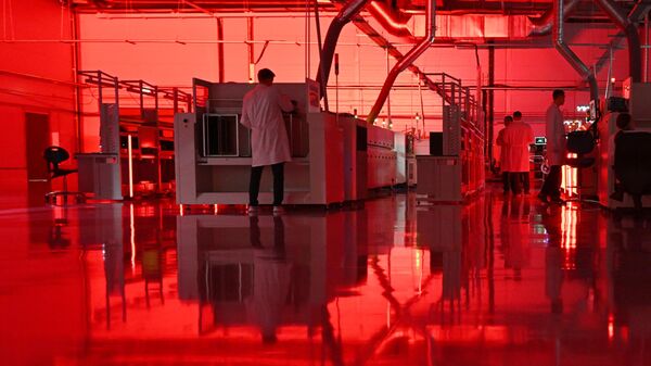 Employees work at the ICL Techno factory of computer hardware and motherboard surface mounting at the Innopolis special economic zone outside Kazan, Republic of Tatarstan, Russia. - Sputnik International