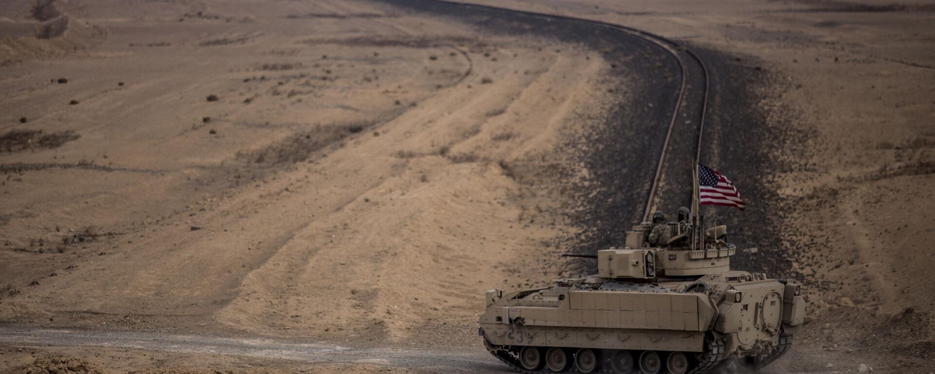 American soldiers drive a Bradley fighting vehicle during a joint exercise with Syrian Democratic Forces in the countryside of Deir Ezzor in northeastern Syria. File photo. - Sputnik International, 1920, 10.08.2024