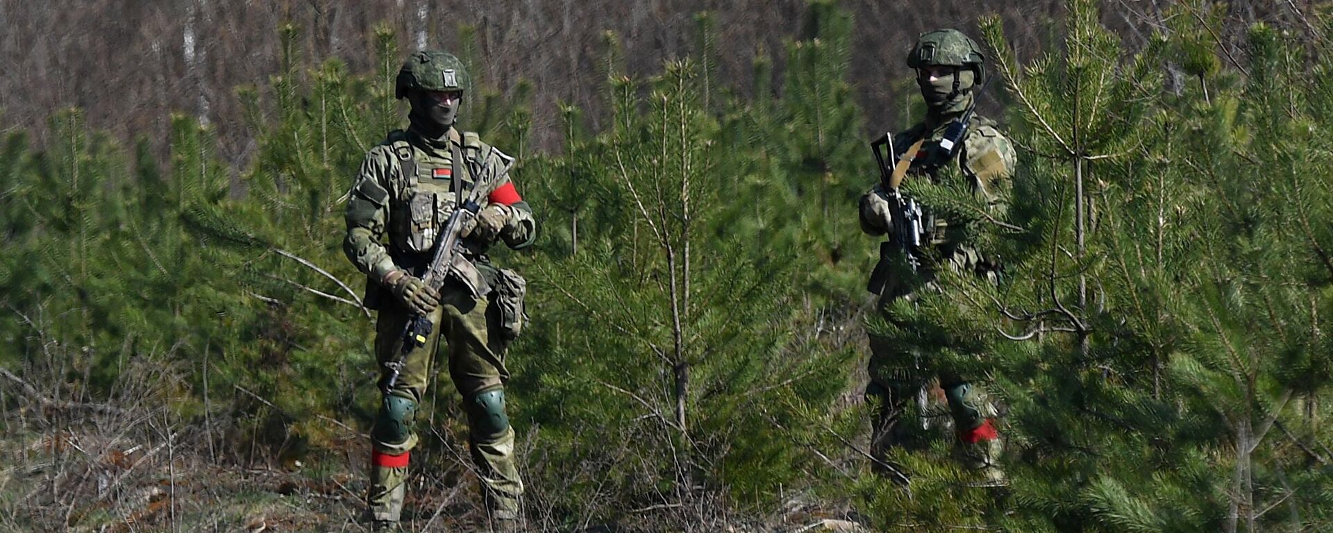 Belarusian paratroopers making up units of the special operations forces patrol the Belarus-Ukraine border area - Sputnik International, 1920, 16.08.2024