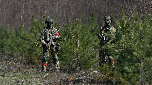 Belarusian paratroopers making up units of the special operations forces patrol the Belarus-Ukraine border area - Sputnik International