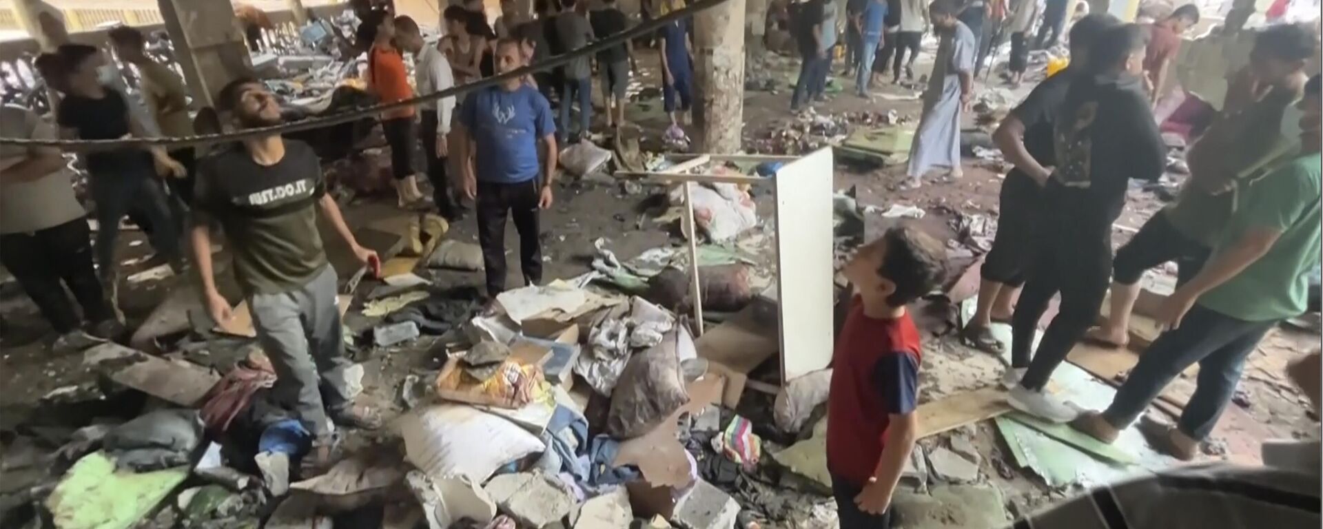 In this image made from a video, people inspect the dome at a school after being hit by an Israeli airstrike in Gaza City Saturday, Aug. 10, 2024. (AP Photo) - Sputnik International, 1920, 14.08.2024