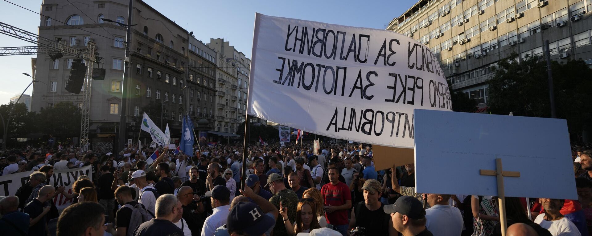 People attend a protest against pollution and the exploitation of a lithium mine in the country, in Belgrade, Serbia, Saturday, Aug. 10, 2024.  - Sputnik International, 1920, 11.08.2024