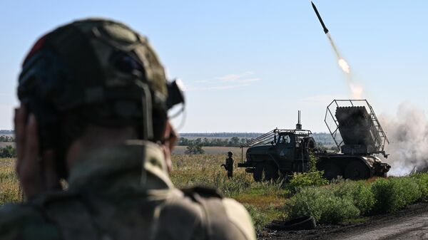 Russian servicemen of the Tsentr Battlegroup fire a BM-21 Grad multiple rocket launcher at Ukrainian positions amid Russia's military operation in Ukraine - Sputnik International