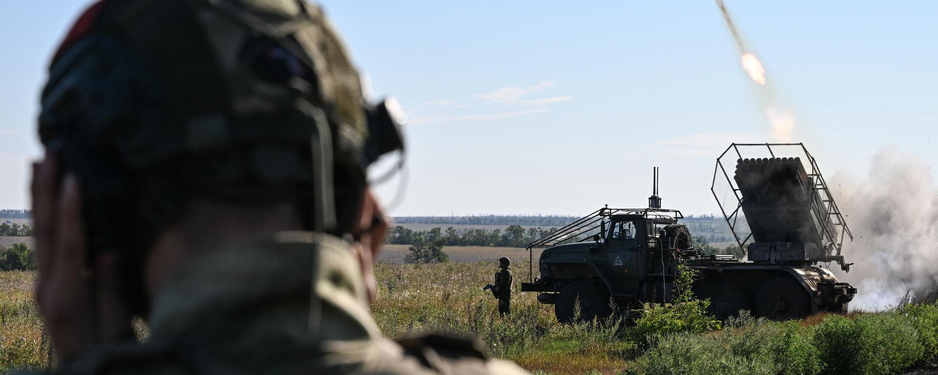 Russian servicemen of the Tsentr Battlegroup fire a BM-21 Grad multiple rocket launcher at Ukrainian positions amid Russia's military operation in Ukraine - Sputnik International, 1920, 11.08.2024