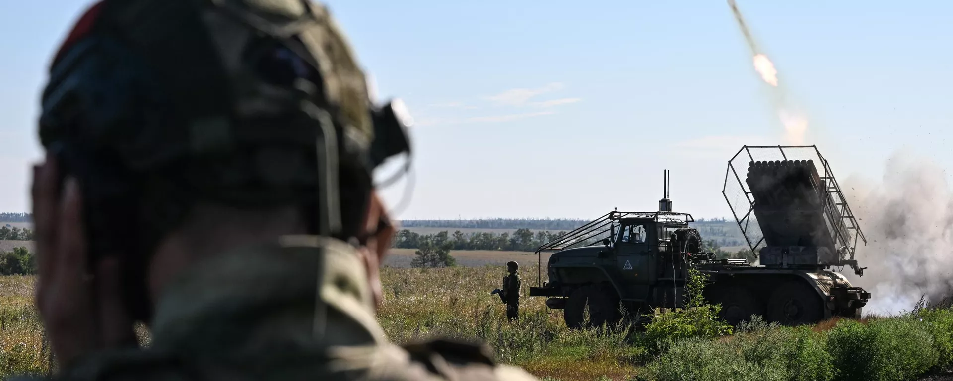 Russian servicemen of the Tsentr Battlegroup fire a BM-21 Grad multiple rocket launcher at Ukrainian positions amid Russia's military operation in Ukraine - Sputnik International, 1920, 05.09.2024