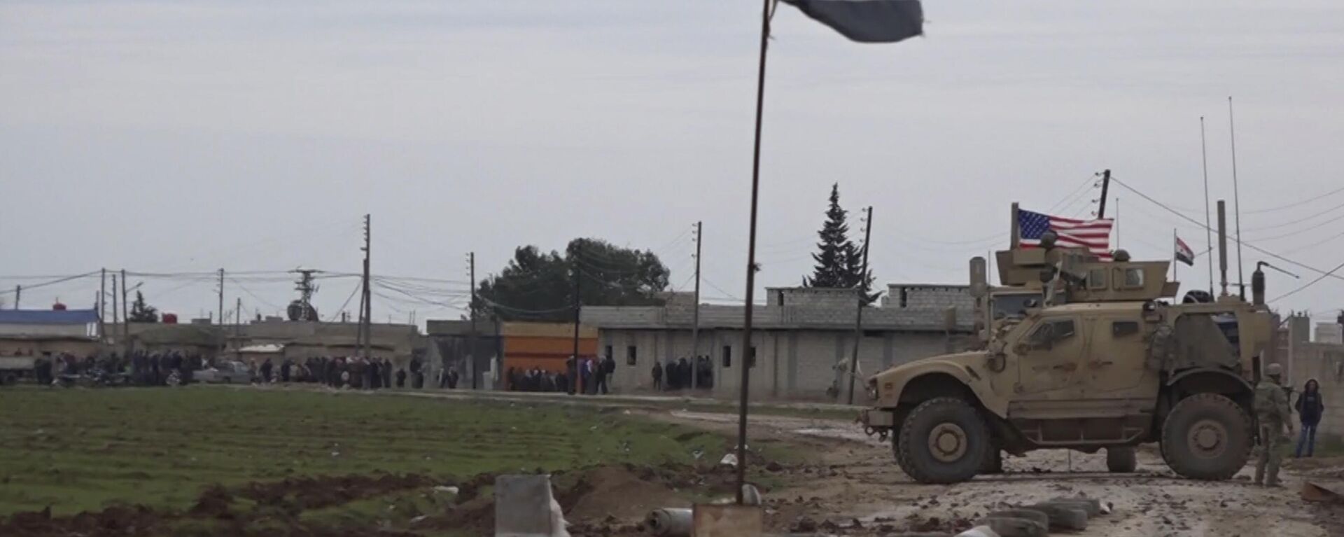 In this frame grab from video, an American military convoy is seen in the village of Khirbet Ammu, east of Qamishli city, Syria, Wednesday, Feb. 12, 2020. - Sputnik International, 1920, 11.08.2024