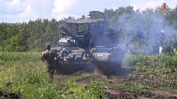 In this photo taken from video released by the Russian Defense Ministry on Saturday, Aug. 10, 2024, a Russian Army tank takes a position at an area of ​​Kursk region of Russia. - Sputnik International