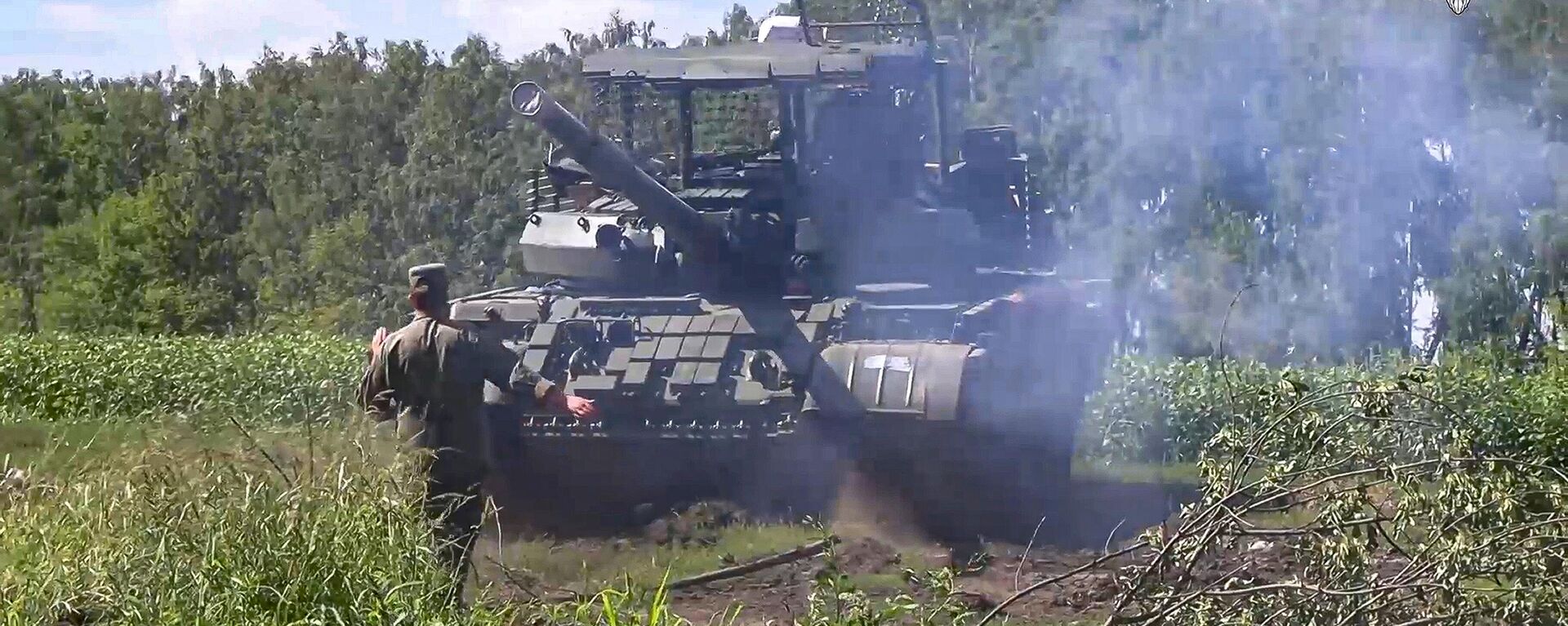 In this photo taken from video released by the Russian Defense Ministry on Saturday, Aug. 10, 2024, a Russian Army tank takes a position at an area of ​​Kursk region of Russia. - Sputnik International, 1920, 14.08.2024